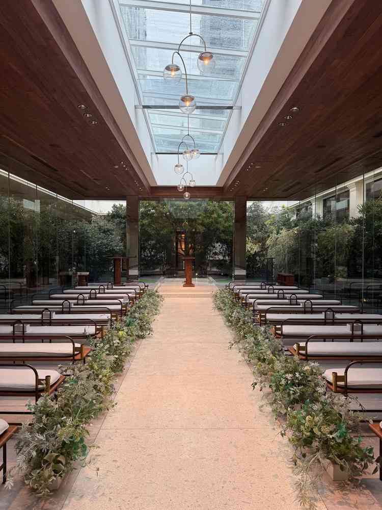 ガラス張りで開放感がある緑に囲まれたチャペル。