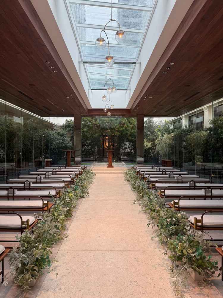 ガラス張りで開放感がある緑に囲まれたチャペル。