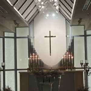 チャペルは光の演出もでき、白基調で美しかったです。