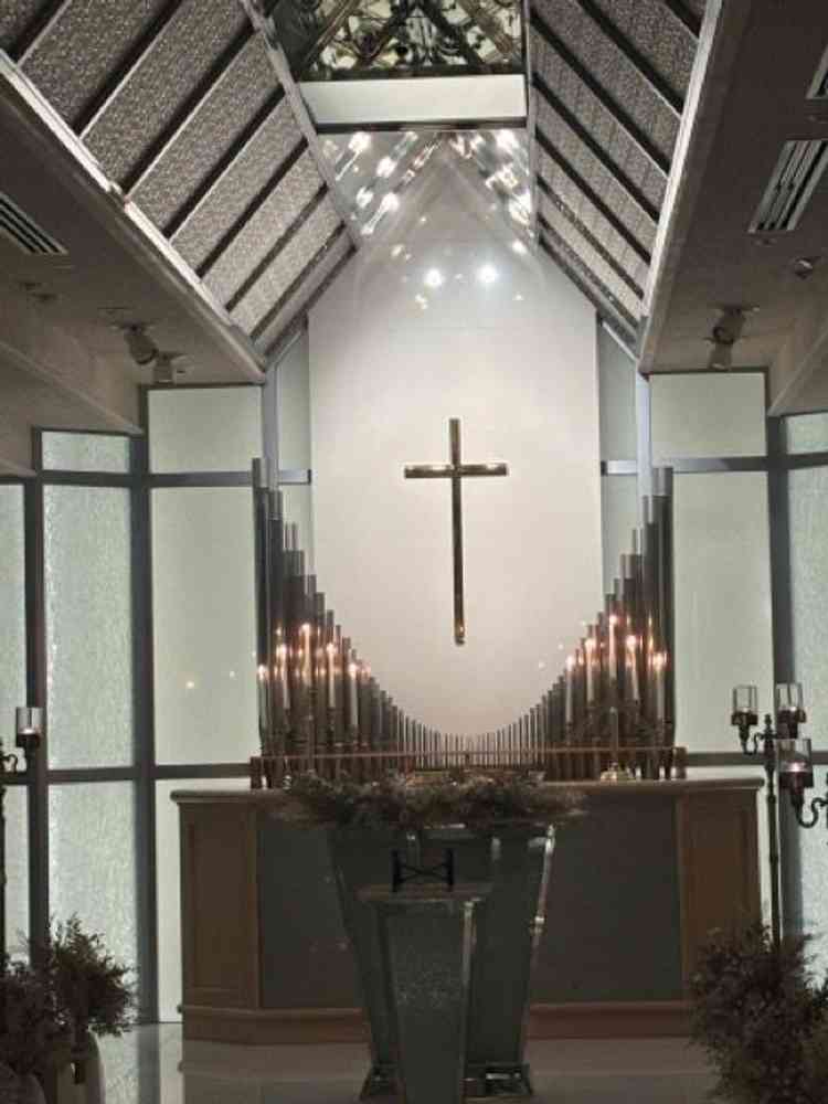 チャペルは光の演出もでき、白基調で美しかったです。