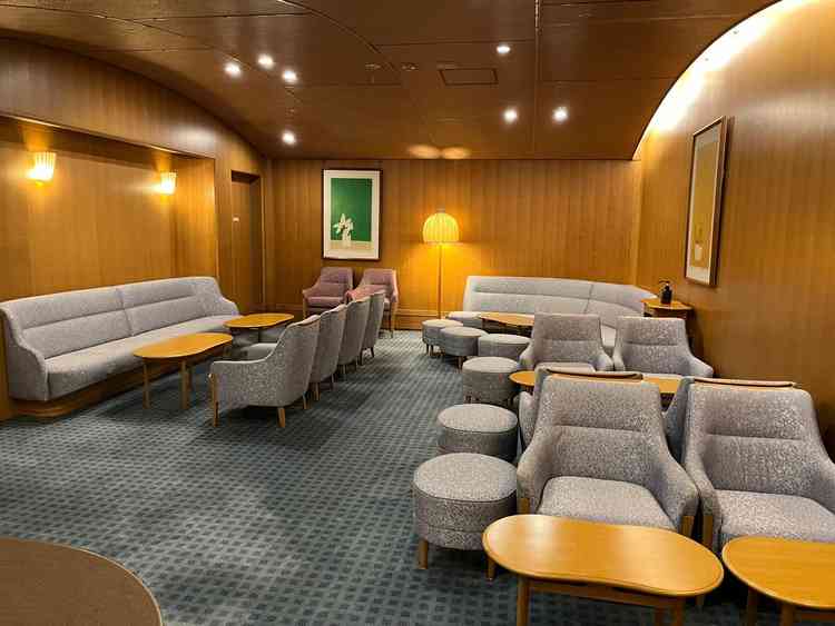 結婚式当日は友人の控室になるお部屋です。地下にあり、館内神殿や披露宴会場とは違う雰囲気が素敵です。