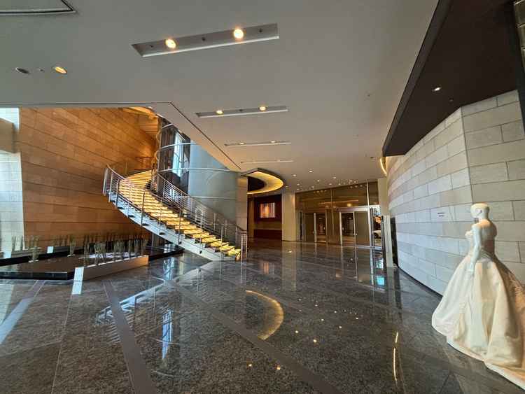 ウェディング棟の入り口と目印の階段。ここで撮影をしている花嫁が素敵でした。