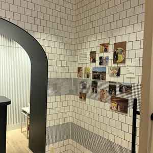 一棟お借りできるので、ゲストも迷うことなく荷物を預けられ、壁面にたくさん写真を貼れるのも素敵です