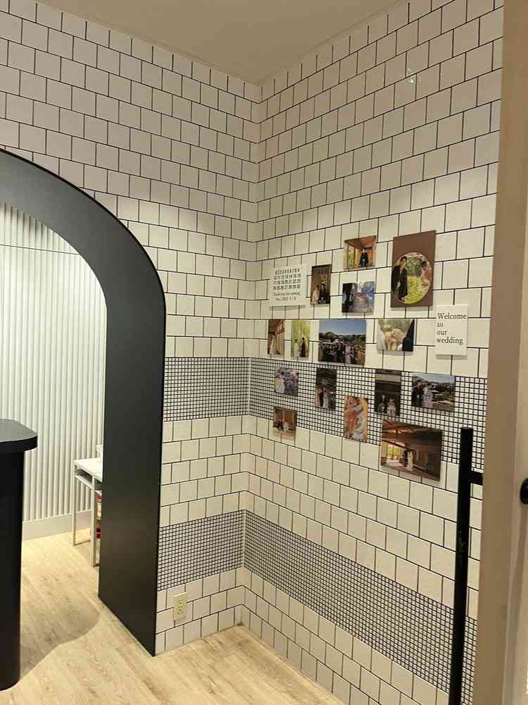 一棟お借りできるので、ゲストも迷うことなく荷物を預けられ、壁面にたくさん写真を貼れるのも素敵です