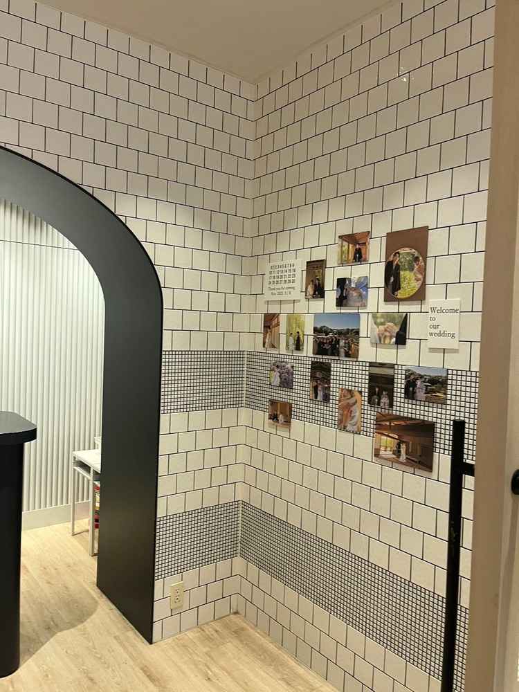 一棟お借りできるので、ゲストも迷うことなく荷物を預けられ、壁面にたくさん写真を貼れるのも素敵です