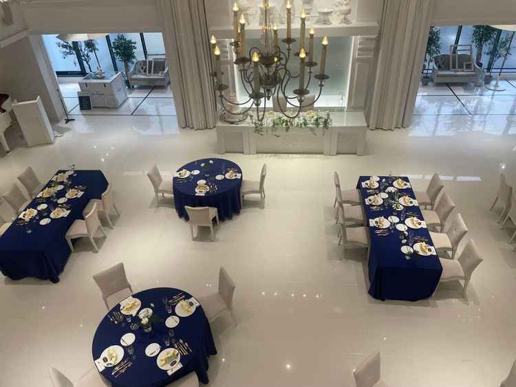 チャペルとマッチした披露宴会場