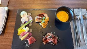 料理は美味しく、旬の食材を使っており、美味しかった。また、デザートも名前入りで出してくれ満足しました