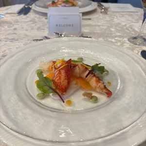 試食一個目、オマール海老を使った前菜