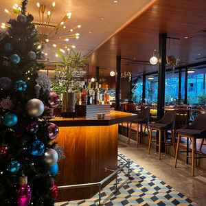 ゲストの待ち合い室がお洒落なカフェスタイルで、100人着席できる広さが良かったです。