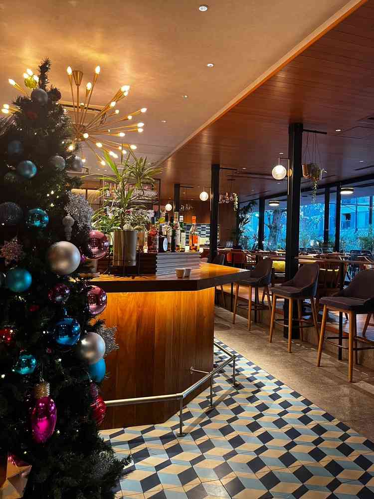 ゲストの待ち合い室がお洒落なカフェスタイルで、100人着席できる広さが良かったです。