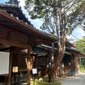 市の文化財である貝塚邸。