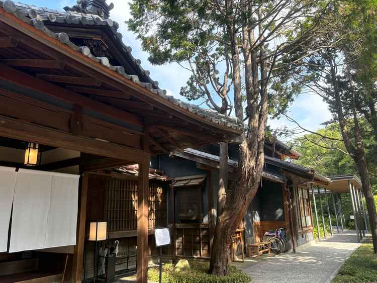 市の文化財である貝塚邸。