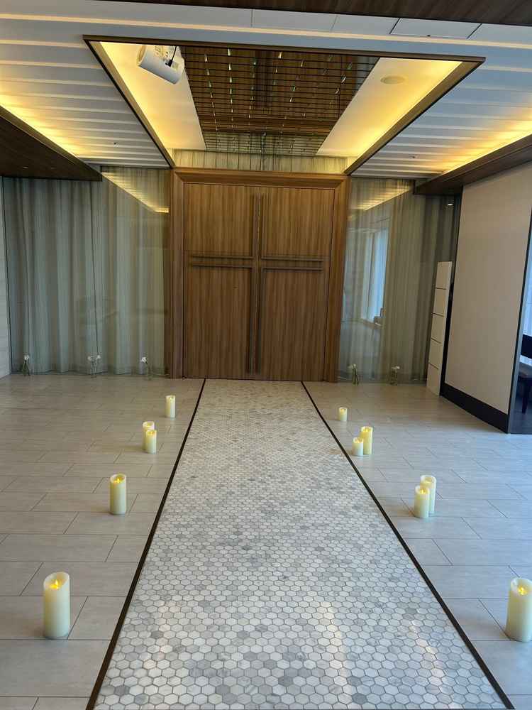 挙式場に入場する前の空間です。親と子供だけで最後に映像を見たり特別なことができる場所です。