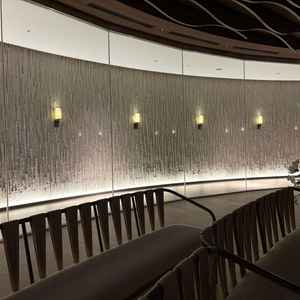 ガラスの向こう側がバージンロードになっています。