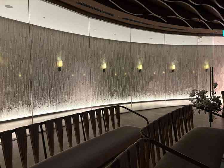 ガラスの向こう側がバージンロードになっています。