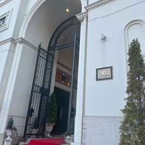 外側からみた凱旋門が印象的。ここを選んだ時には絶対に記念撮影したいスポット。