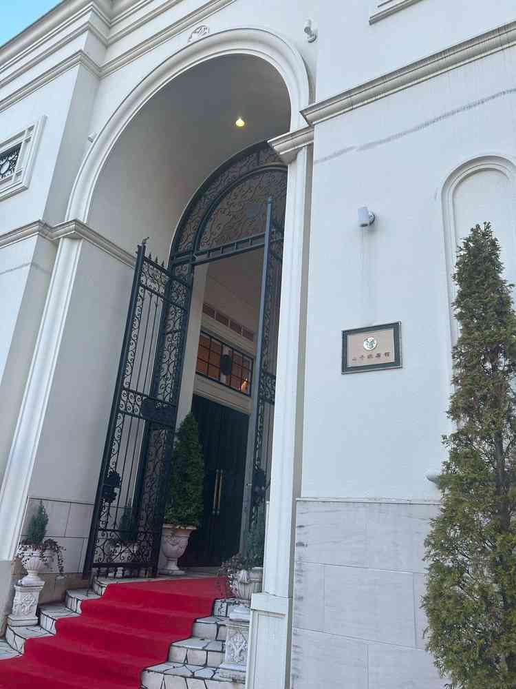 外側からみた凱旋門が印象的。ここを選んだ時には絶対に記念撮影したいスポット。