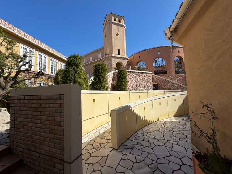 南フランスの村を思わせる建物群