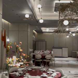 前日の式のセットを見学することができました。他の結婚式場にはないハイセンスな空間でワクワクしました。