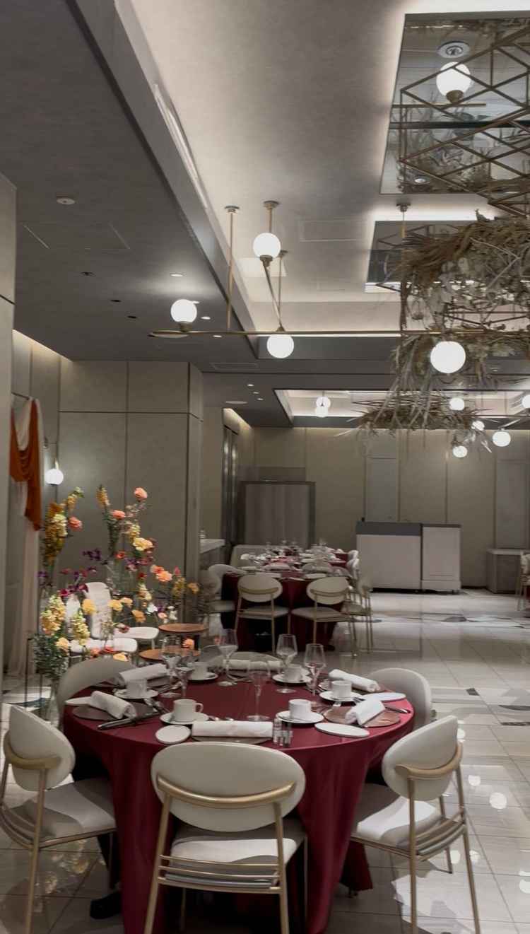 前日の式のセットを見学することができました。他の結婚式場にはないハイセンスな空間でワクワクしました。