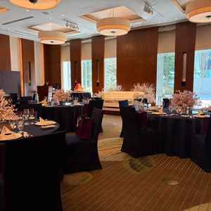 小さい披露宴会場です。高砂がテーブルではなくソファのスタイルを見学できました。