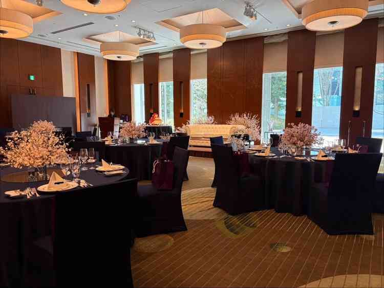 小さい披露宴会場です。高砂がテーブルではなくソファのスタイルを見学できました。