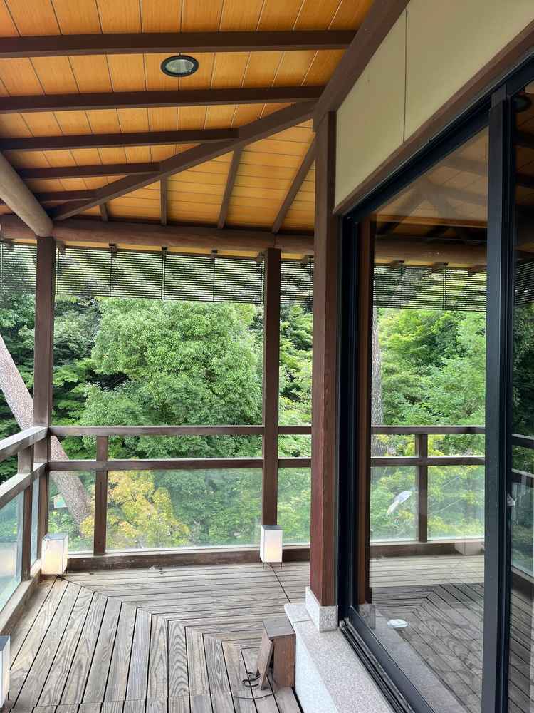 披露宴会場2階からお庭の方を見た景色。下の一階のお庭では、池をバックに人前式もできる。