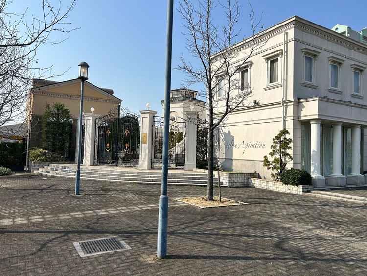 式場外観。埋立地で電柱などが地中にあり、街灯の雰囲気も相まってディズニーのような世界観。