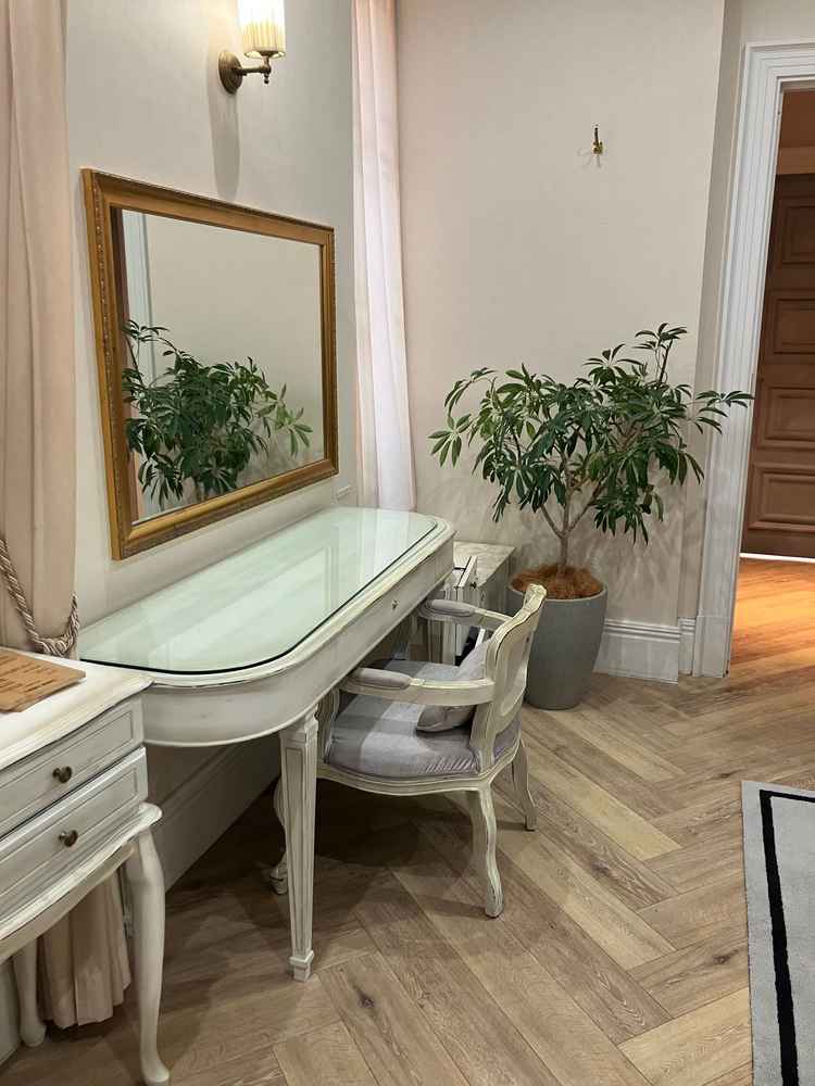 新郎新婦の控室。少し年季は入っていたが、可愛いアンティークのような感じ。