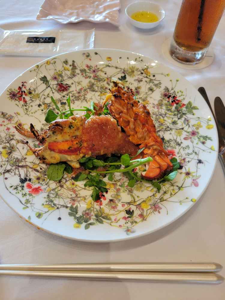 オマール海老のグラチネは華やかで美味しい！