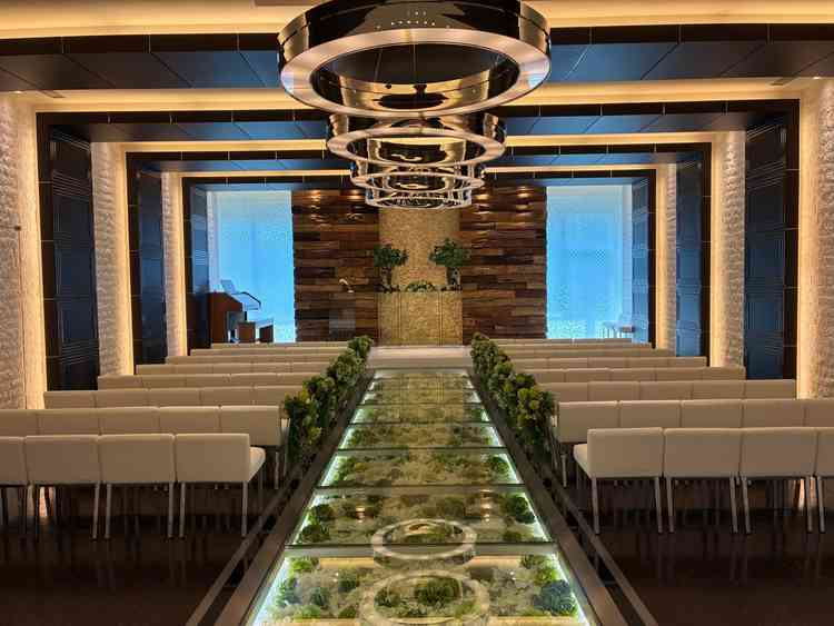 4階チャペルの写真です。緑と白のお花が綺麗でナチュラルな感じでした。