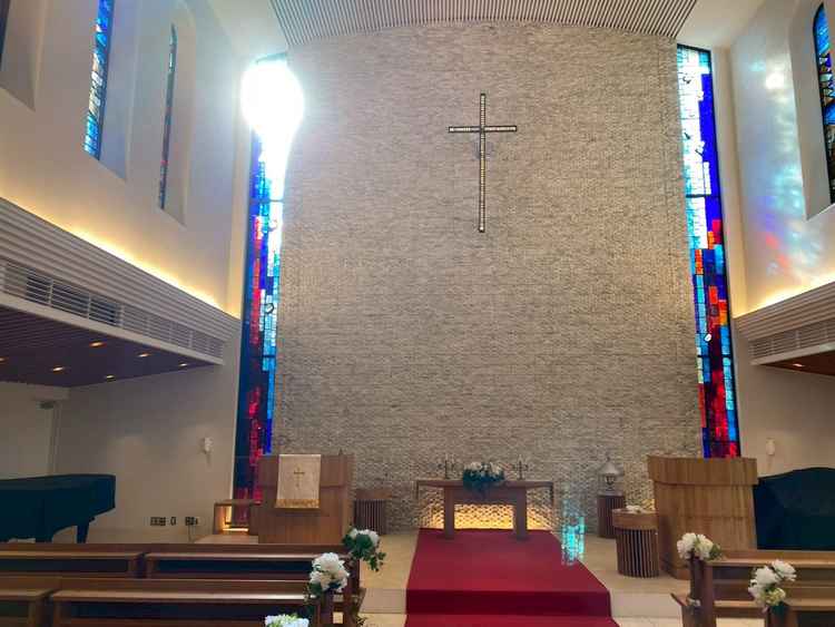 式場. ステンドグラスから光が差し込み、天井も高く、神秘的な雰囲気がありました。