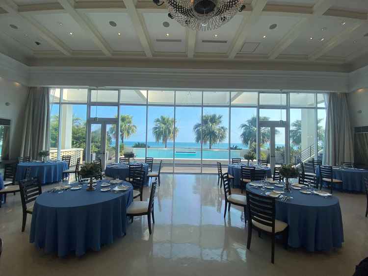 披露宴会場はカーテンを開けると素敵な景色が見える演出で、一つ一つこだわってレイアウトできそうでした。