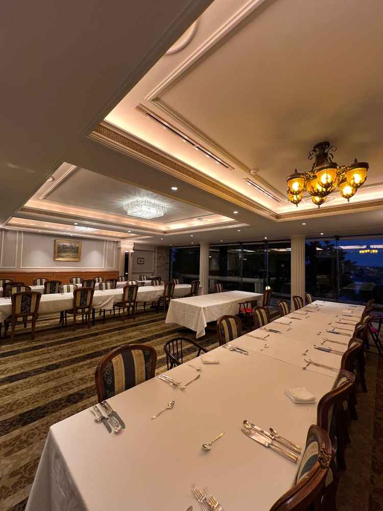 披露宴会場。窓側が高砂。高台に位置しているため窓からは庭園を臨むことができる。