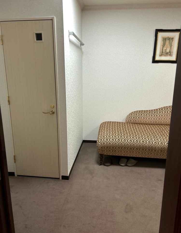 控室の中にトイレがあるので、ファーストミートまで新郎とかち合うこともありません。