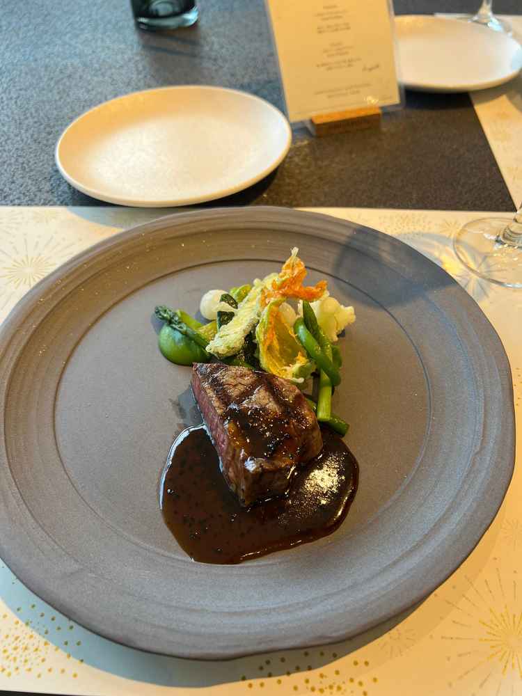 コース試食。メインの牛フィレ肉。かなりボリュームがある。
