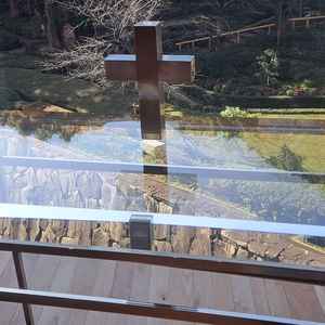 取り外し可能な十字架。お庭を一面に眺めながらの挙式ができる。