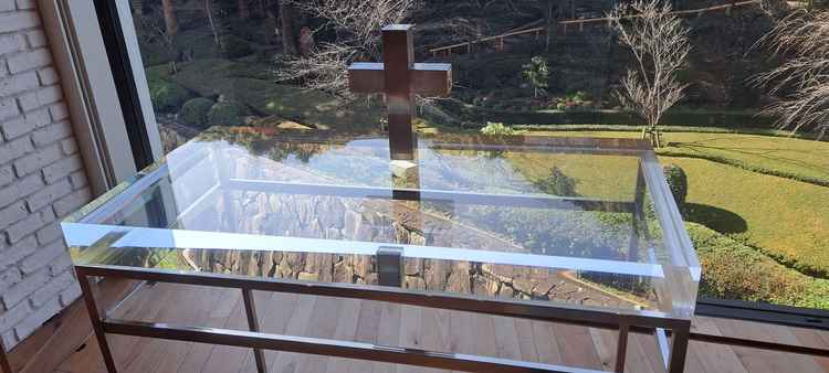 取り外し可能な十字架。お庭を一面に眺めながらの挙式ができる。