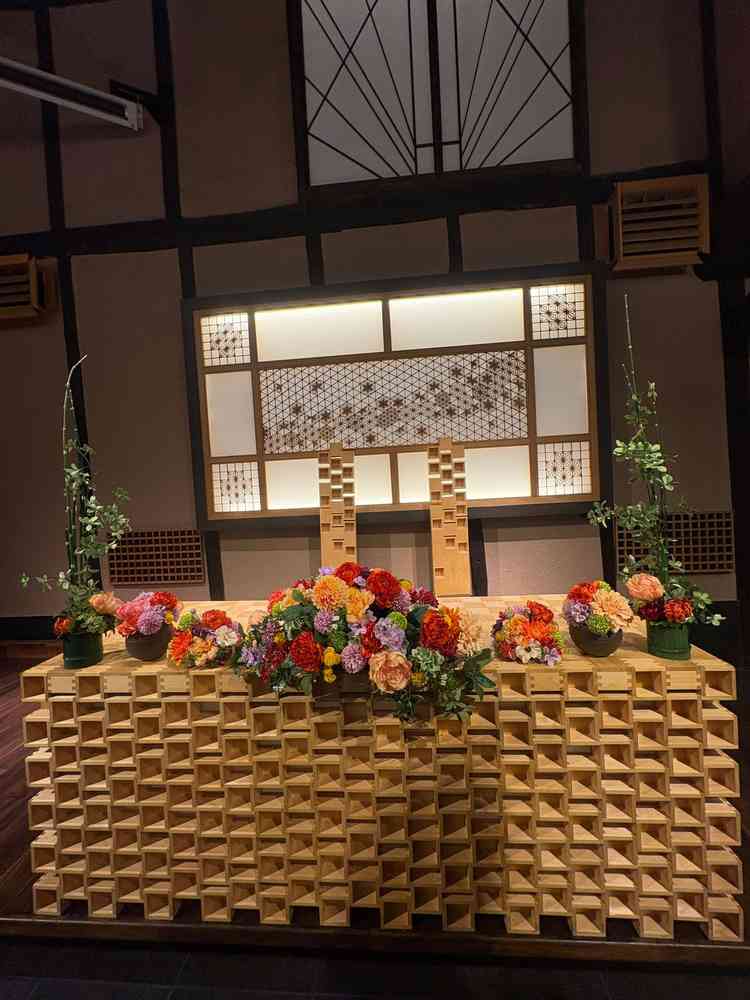 披露宴会場の高砂。