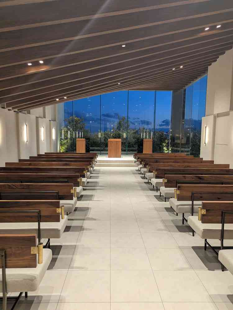 チャペルは木目調で落ち着く空間でした