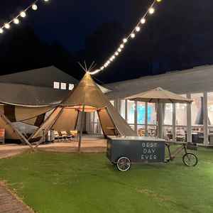 披露宴会場横にあるガーデンです。テントやライティングがキャンプのようでかわいい雰囲気。立食も可能