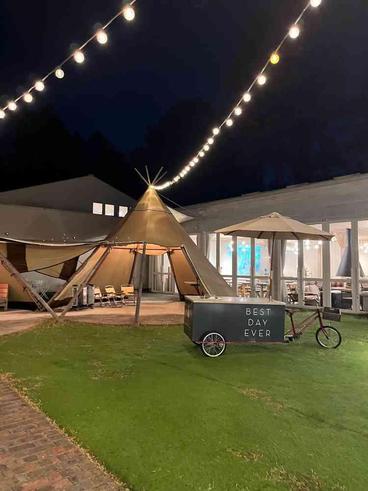 披露宴会場横にあるガーデンです。テントやライティングがキャンプのようでかわいい雰囲気。立食も可能