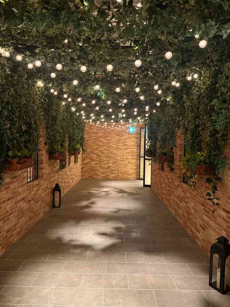 インナーガーデン。どんな天気でもガーデンでのセレモニーが楽しめる。