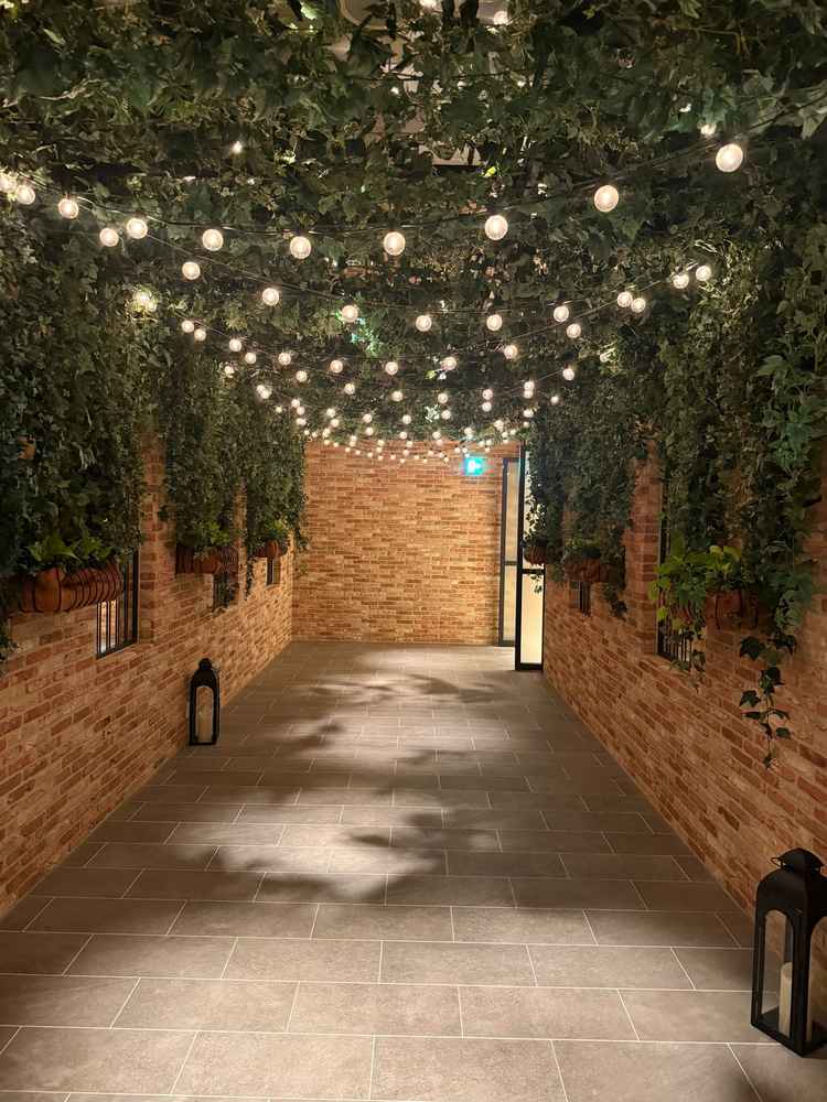 インナーガーデン。どんな天気でもガーデンでのセレモニーが楽しめる。