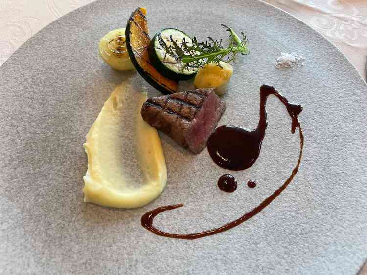 試食の料理。肉がとても柔らかく味付けも良かった。もう少し、料理の内容が多く、良ければ良かったと思う。