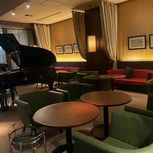 ゲスト待機場所。壮観な佇まいで椅子やテーブル、ピアノなど高級感のある一室