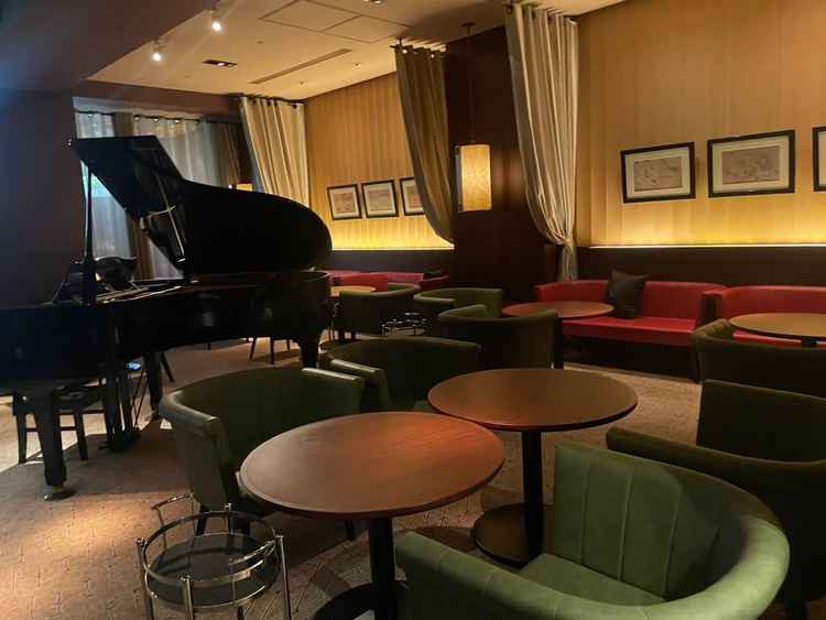 ゲスト待機場所。壮観な佇まいで椅子やテーブル、ピアノなど高級感のある一室