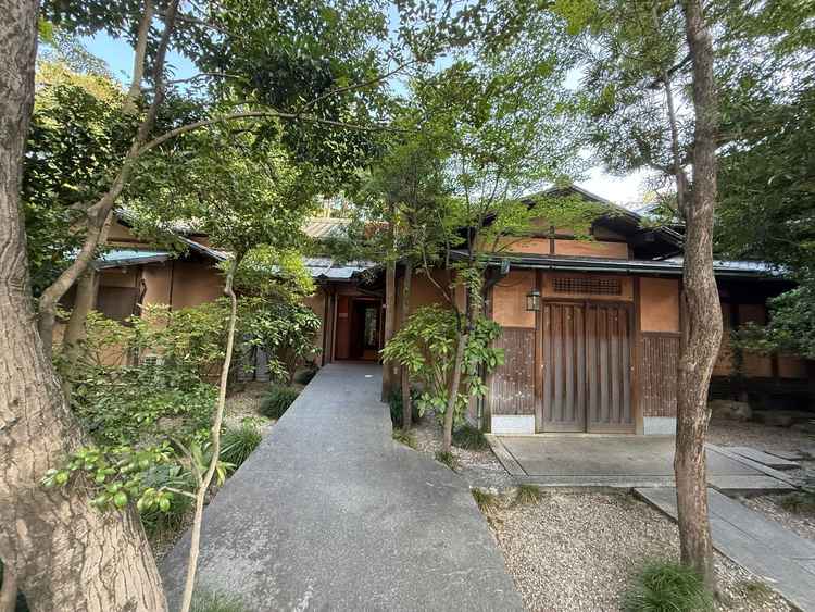 式場の敷地内の写真。すぐ近くは住宅街ですが、それがわからないほど緑で囲まれていました。