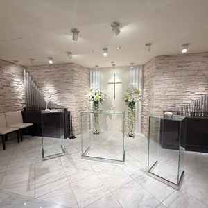 チャペルの写真。会場は白を基調としており、夜間に見学したがかなり明るい印象で、式当日の写真も映えそう