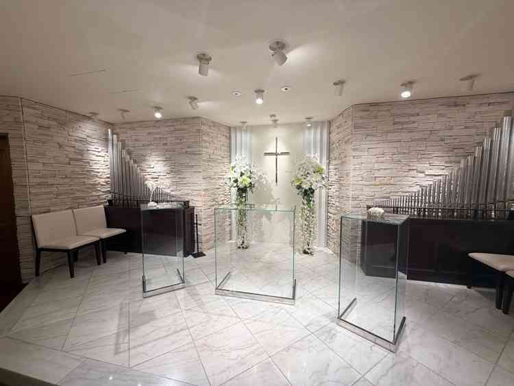 チャペルの写真。会場は白を基調としており、夜間に見学したがかなり明るい印象で、式当日の写真も映えそう